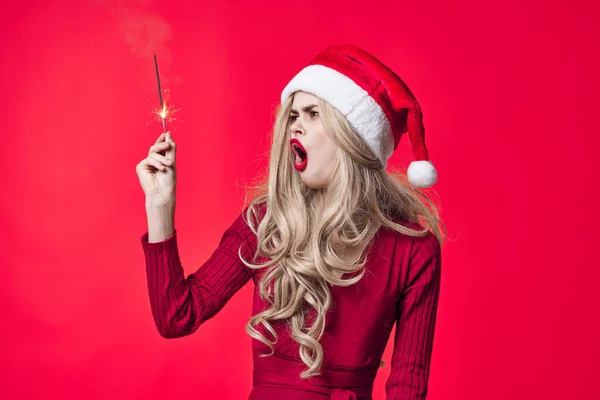 Veselá žena v novém roce oblečení módní pózování dovolená Vánoce — Stock fotografie
