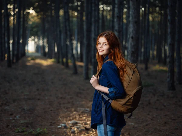 Mujer con mochila en el bosque naturaleza libertad caminar —  Fotos de Stock