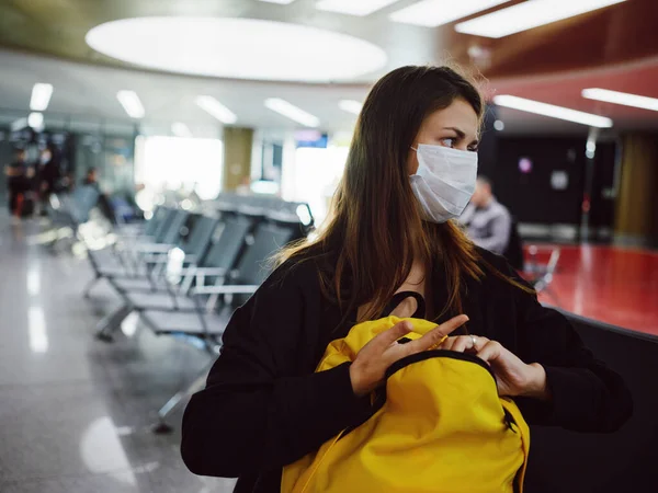 Mujer con equipaje sentada en el aeropuerto esperando un retraso en el vuelo — Foto de Stock