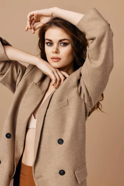 Mulher no casaco atraente olhar cosméticos estúdio de moda — Fotografia de Stock