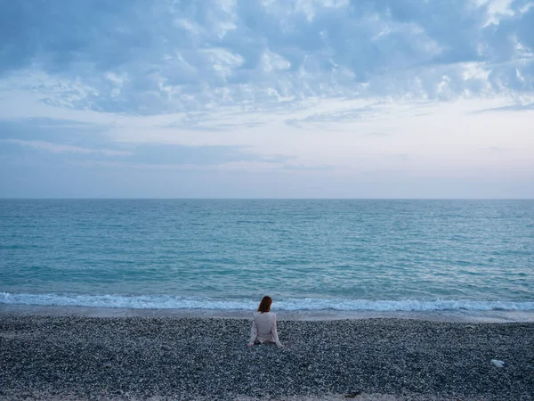 Femme admirant l'océan paysage détente soirée nature — Photo