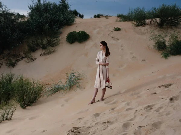 Mulher caminhar ao longo da areia da praia trópicos estilo elegante — Fotografia de Stock