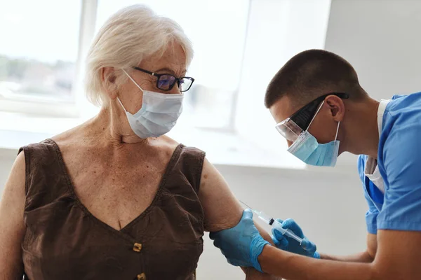 Patient som bär medicinsk mask bredvid läkare vaccination coronavirus covid-19 — Stockfoto