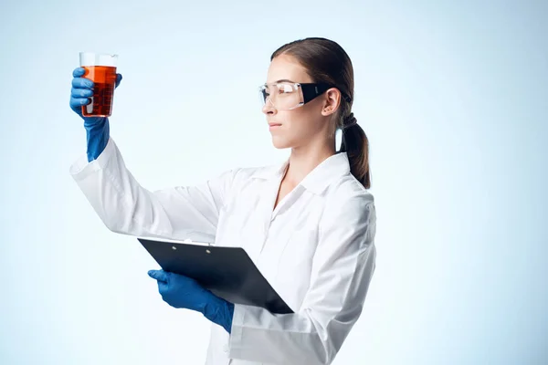 Ženské laboratorní asistentky lékařství výzkum technologie chemie — Stock fotografie