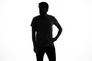 Siluet adamlar sahte kimlikle stüdyo yaşam tarzı ışık arka planı