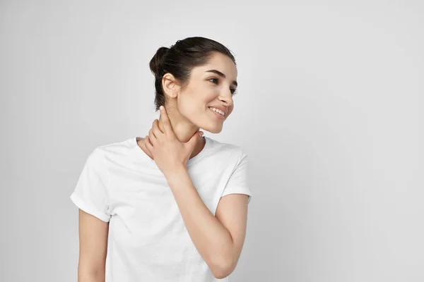 Morena em uma t-shirt branca dor no pescoço problemas de saúde — Fotografia de Stock