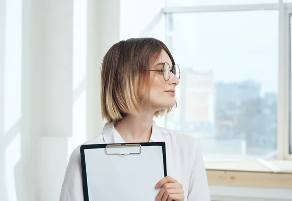 Femme d'affaires en lunettes en chemise blanche documents Espace de copie — Photo