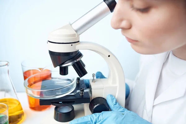 Mujer científico microscopio investigación microbiología primer plano — Foto de Stock