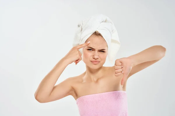 Женщина с полотенцем на голове дерматологии уход за кожей лица — стоковое фото