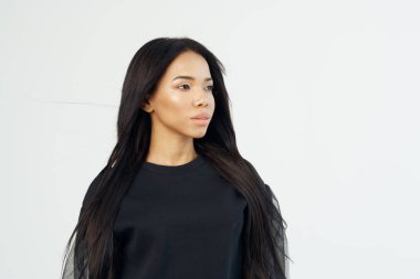 Siyah gömlekli güzel kadın moda stüdyosu lüksü.