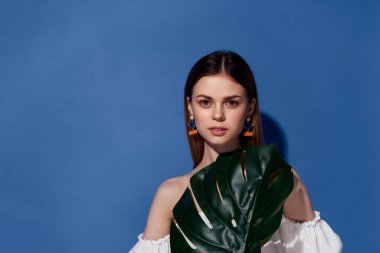 Çekici yeşil palmiye yaprağı kırpık görünüm poz