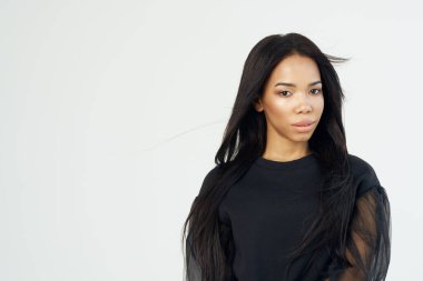 Afrikalı kadın görünüşü ve uzun siyah saçlı poz stüdyosu