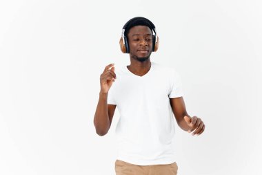 Kulaklıklı adam müzik teknolojisi eğlencesine el uzatıyor.