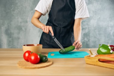 Evde kadın yemeği pişir vejetaryen yemekleri izole edilmiş arka plan