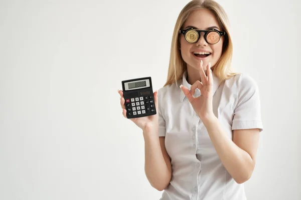 Mulher alegre em uma camisa branca com uma pasta em tecnologias de mineração mão — Fotografia de Stock