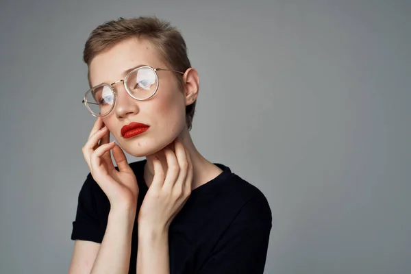 Krásná žena s brýlemi módní izolované pozadí — Stock fotografie