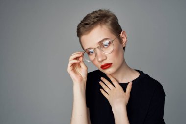 Güzel bir kadın. Kırmızı dudaklar cazibeli. Karanlık bir arka plan.