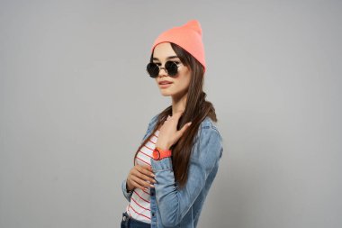 Güzel kadın sarı gözlükler pembe şapka stüdyo moda trend