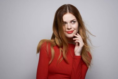 Neşeli kadın moda saç stili kırmızı süveter stüdyosu