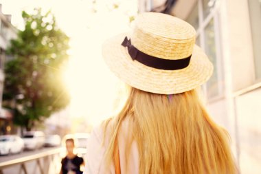 Güzel bir kadın yaz yürüyüşü moda yaşam tarzı