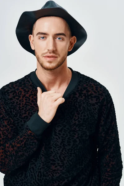 Hombre en negro sombrero negro suéter moda estilo de vida de cerca —  Fotos de Stock