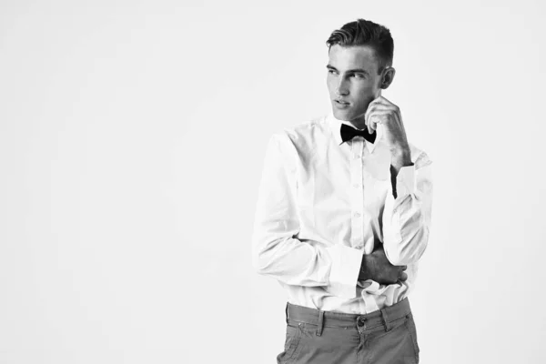 Stilig man mode frisyr vit skjorta poserar svart och vitt foto — Stockfoto