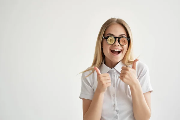 Bella donna in camicia bianca con una cartella in mano sfondo chiaro — Foto Stock