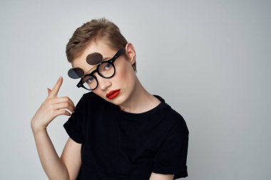 Siyah tişörtlü güzel kadın modern moda kırpılmış manzara