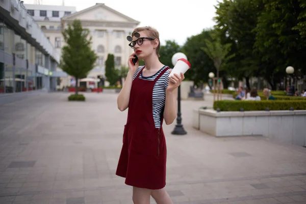 Mujer al aire libre hablando por teléfono caminar estilo de vida — Foto de Stock