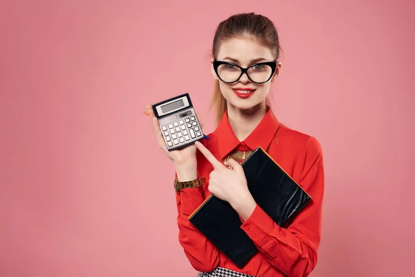 Mulher de negócios vestindo óculos vermelho camisa notepad secretário profissional posando — Fotografia de Stock