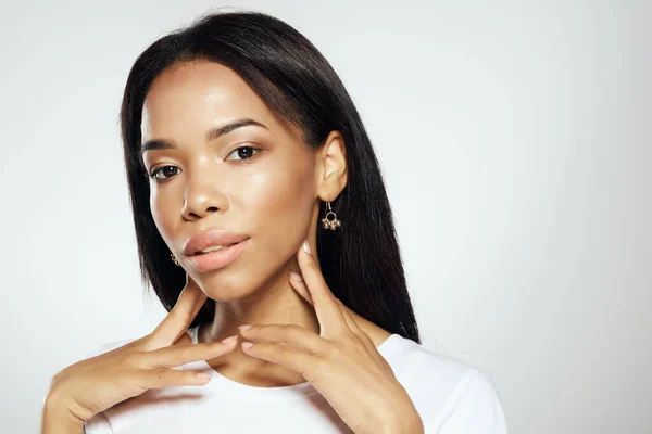 Leuke Afrikaanse sieraden oorbellen lang haar — Stockfoto