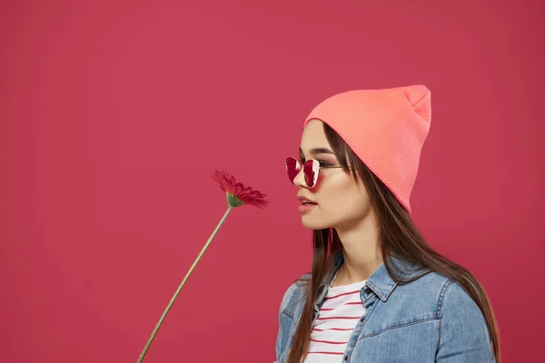 Πανέμορφο Μελαχρινή Ροζ Καπέλο Κρατώντας Κόκκινο Λουλούδι Απομονωμένο Φόντο Υψηλής — Φωτογραφία Αρχείου