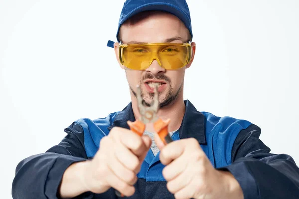 身穿建筑制服的男子钳子修理建筑专业人员 — 图库照片