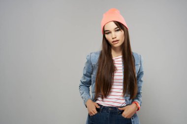 Pembe şapkalı esmer poz veriyor. Yüksek kalite fotoğraf