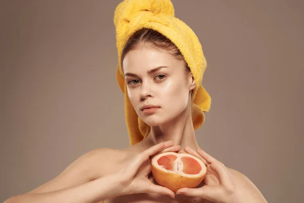 Bonita Mulher Nua Ombros Segurando Toranja Nas Mãos — Fotografia de Stock