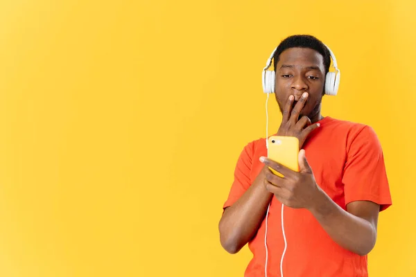 Afro-americano com fones de ouvido tecnologia da música fundo amarelo — Fotografia de Stock