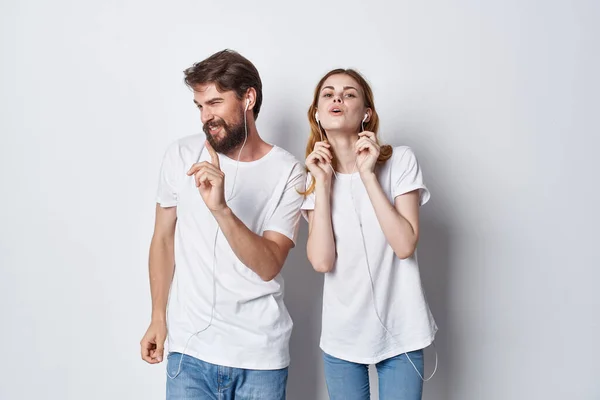 Joven pareja en blanco camisetas y jeans casual desgaste divertido positivo — Foto de Stock