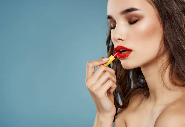 Jolie Brune Appliquant Rouge Lèvres Sur Fond Bleu Photo Haute — Photo