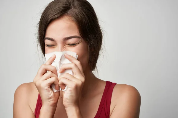 Mujer fría con pañuelo para la cabeza goteo nariz salud primer plano — Foto de Stock