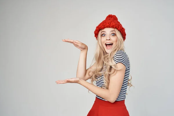 Donna in un cappello rosso gesticolando con le mani Gonna rossa moda — Foto Stock
