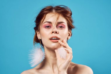 Çekici kadın çıplak omuzlar, parlak makyaj pozu.