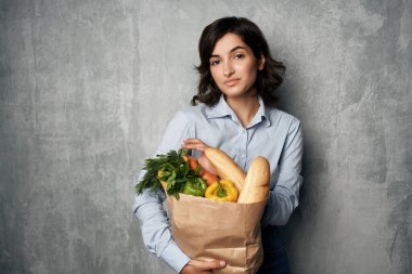Kadın sonbahar tişörtleri paketinde sağlıklı gıda süpermarketi var.
