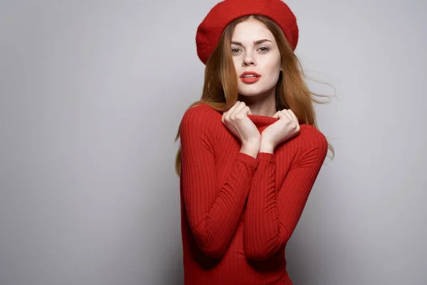 Vacker Kvinna Röd Tröja Poserar Isolerad Bakgrund Högkvalitativt Foto — Stockfoto