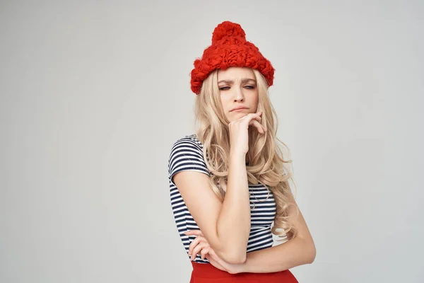 Όμορφη ξανθιά σε κόκκινο καπέλο αίγλη μόδας ποζάροντας — Φωτογραφία Αρχείου