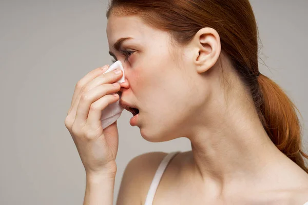 Infección por el virus de la gripe femenina problemas de salud —  Fotos de Stock