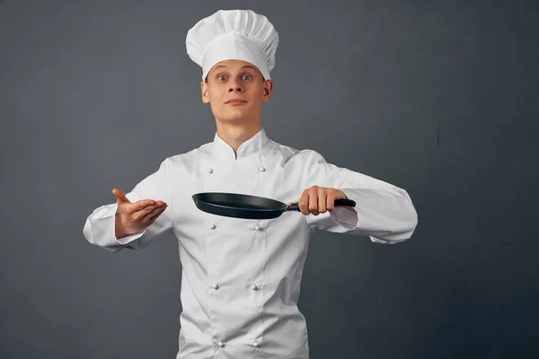 Mężczyzna w kucharzy jednolite gesty z jego ręce emocje restauracja dla smakoszy — Zdjęcie stockowe