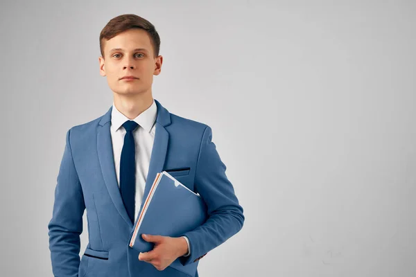 Homme d'affaires dans un costume et des documents professionnels succès gestionnaire travail — Photo