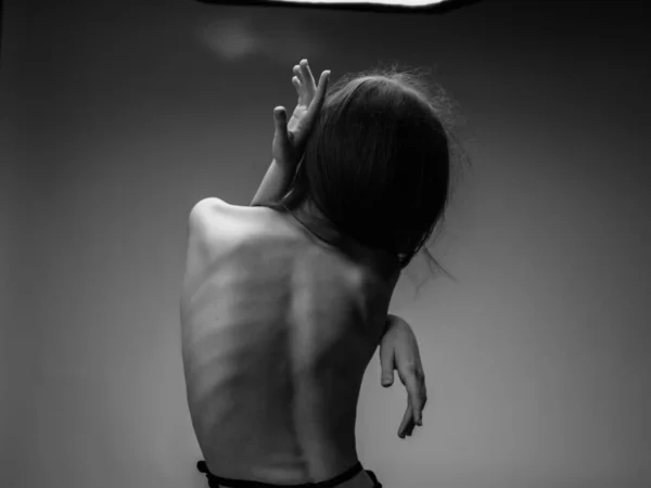 裸の背中ポーズのスタジオ孤立した背景を持つ女性 — ストック写真