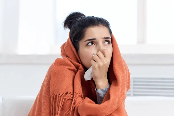 風邪をひいた女性は家の治療に座る毛布で覆われ — ストック写真