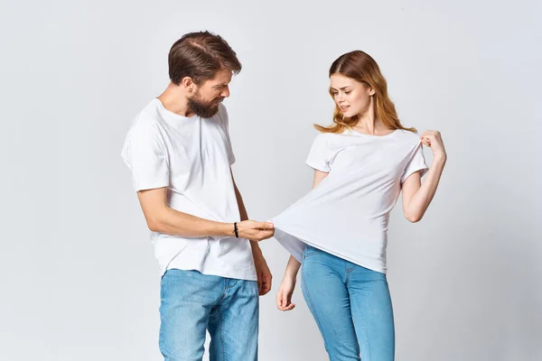 Fröhliches junges Paar in weißen T-Shirts Mode-Werbedesign — Stockfoto